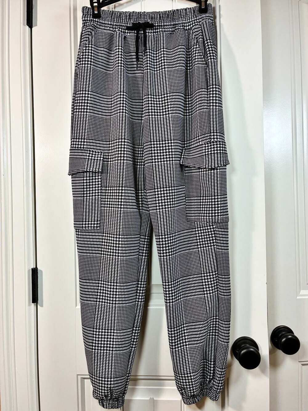 Houndstooth Print Cargo Jogger Pants 
Size Sm/Med